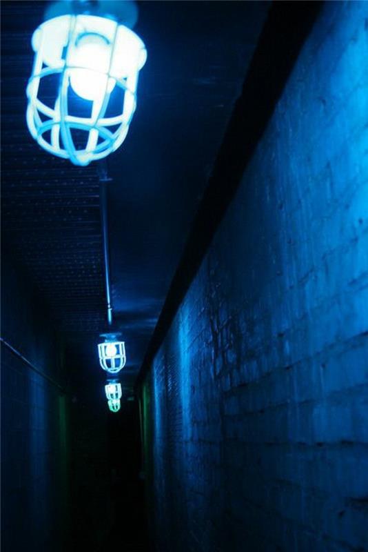 69-Koridor ışığı. Renk mavi.
