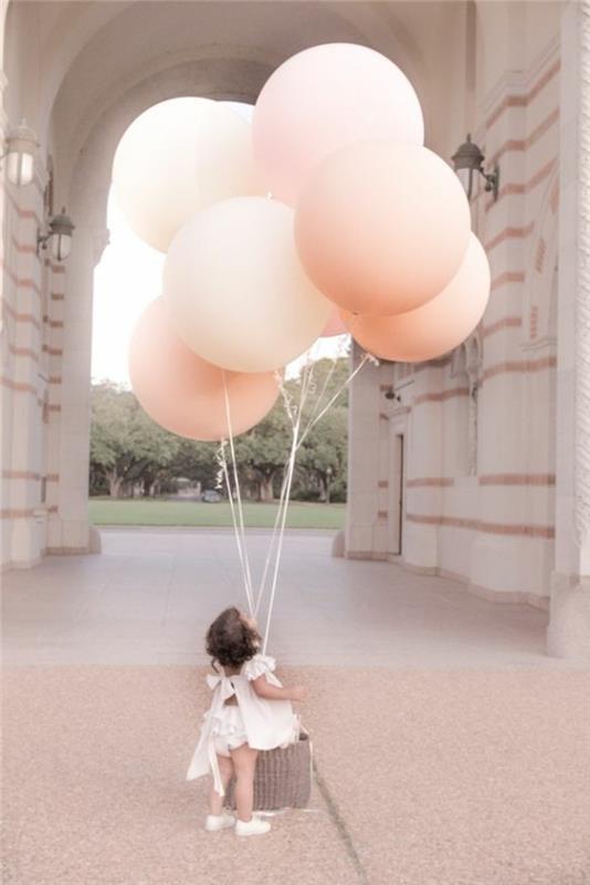 Rožnati baloni s 69 šopki v roki