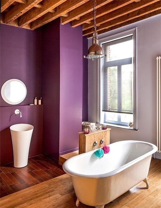 geniali-idėja-violetinė-vonios kambarys-balta-vonia-prie stovo-kolonėlė-kriauklė-apvalus veidrodis