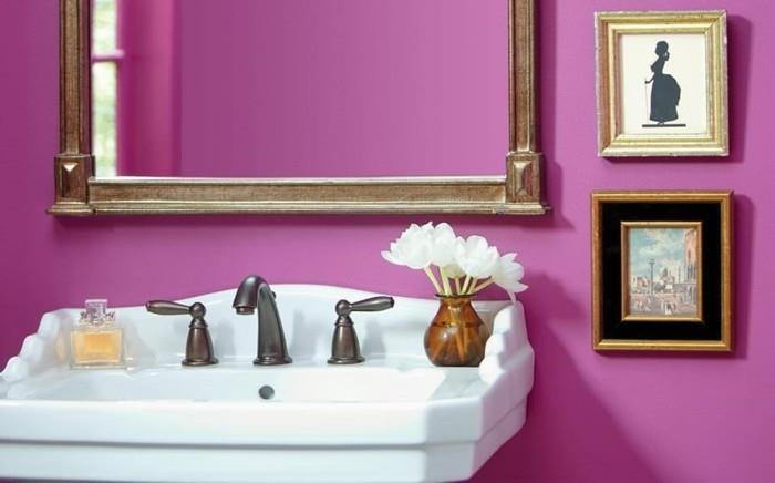 graži-idėja-violetinė-vonios kambarys-gražus dizainas-veidrodis-vintažinis-rėmas-pjedestalo kriauklė