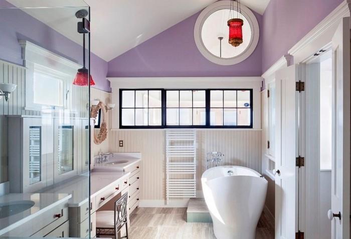gražus vonios kambarys-violetinė-balta-laisvai stovintis vonia-baltas tualetinis staliukas