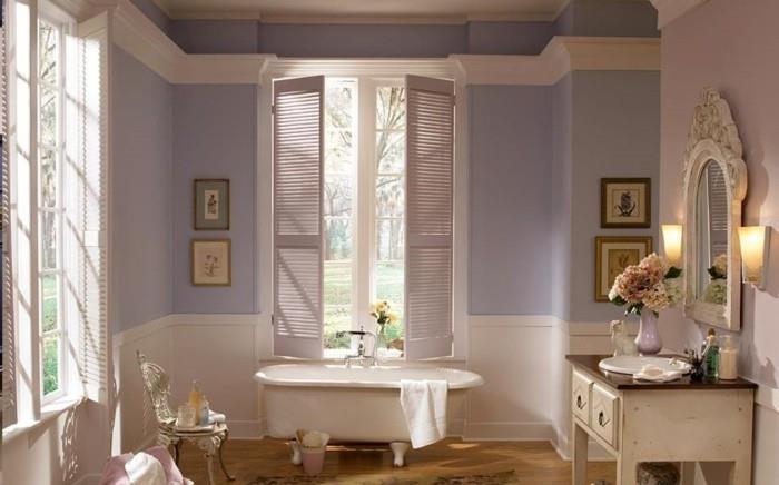 purpurinis-vonios-dažų modelis-balta-vonia-prie stovo-pastatytas tualeto įrenginys ir senovinis veidrodis-minkšta ir rafinuota atmosfera