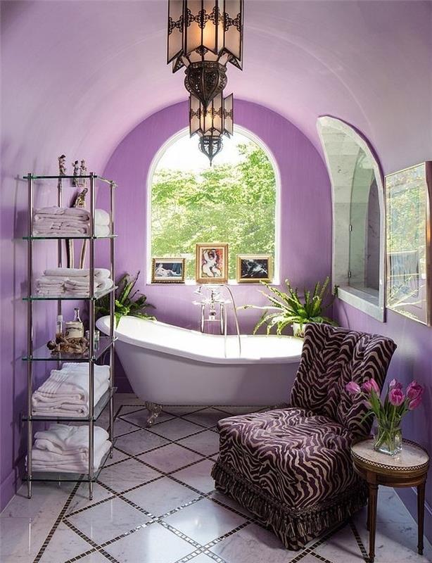 violetinė-vonios kambario dažai-laisvai stovintis vonia-lentynos-gana-baon-vonios apdaila