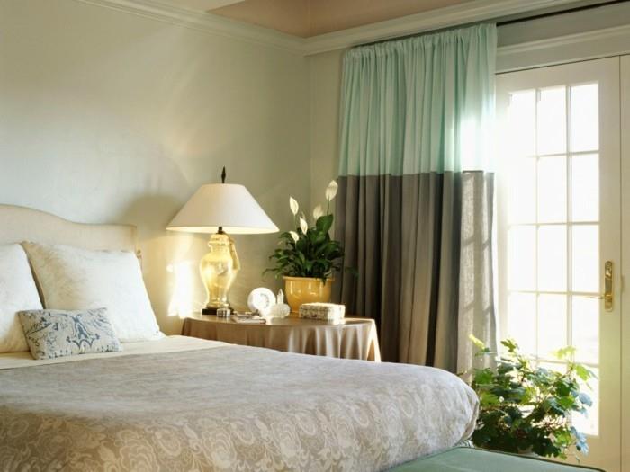7.dekoratif-fikir-yetişkin-yatak odası-yatak-lamba-perdeler-çiçekler-gece-masa