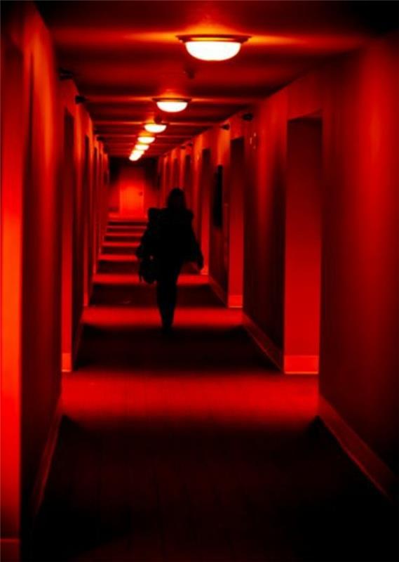 70-Koridor ışık. Kırmızı renk.