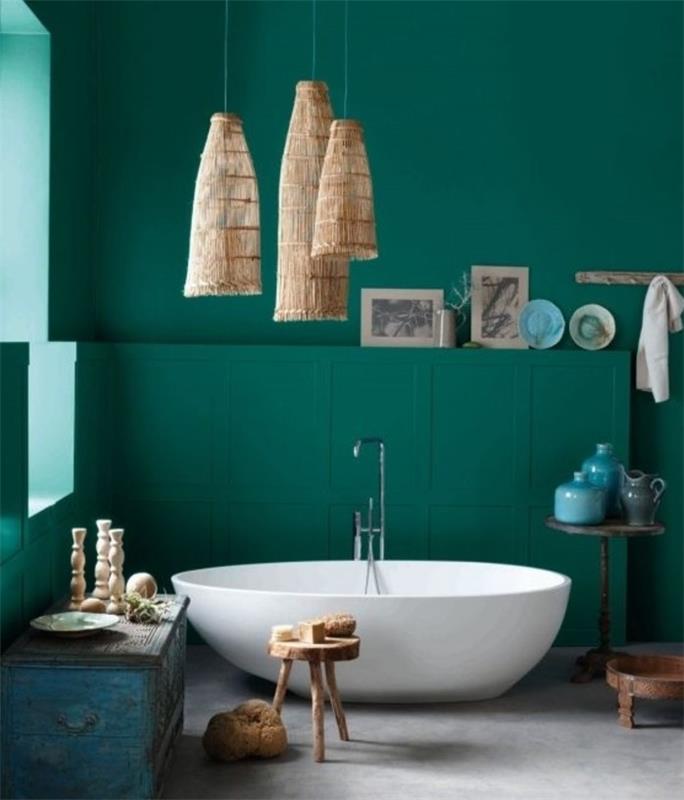 siaubinga vonios kambario idėja-tamsiai žalia-laisvai stovinti vonia-dekoratyviniai elementai-su retro skoniu