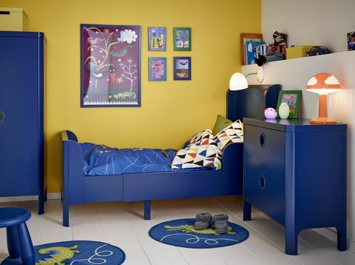 tapyba-vaikų kambarys-baltai ir geltonai-baldai-tamsiai mėlyna-kuri sukuria įdomų kontrastą