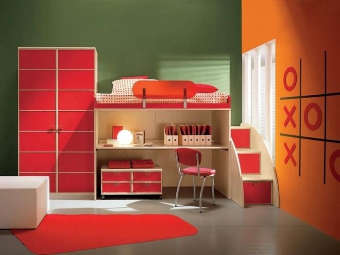 tapyba-vaikų kambarys-žalia-oranžinė-su-raudonais akcentais-aukšta lova-technika, taupanti erdvę-geometrinės figūros