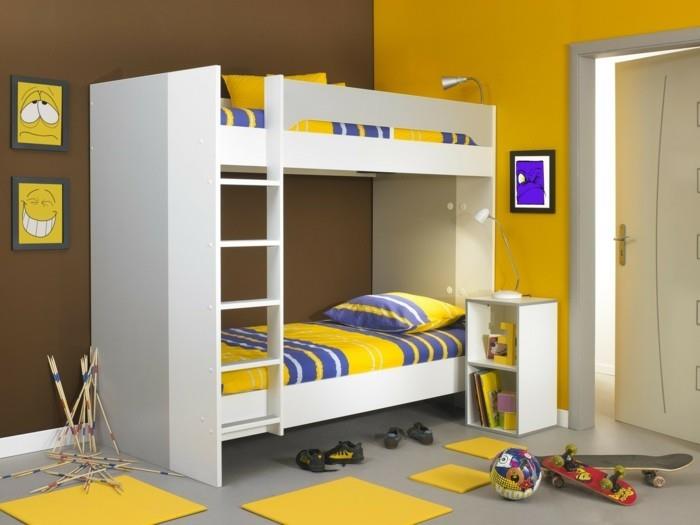 tapyba-vaikų kambario sienos-geltonos ir rudos-dviaukštės lovos-baltos-su geltonomis antklodėmis