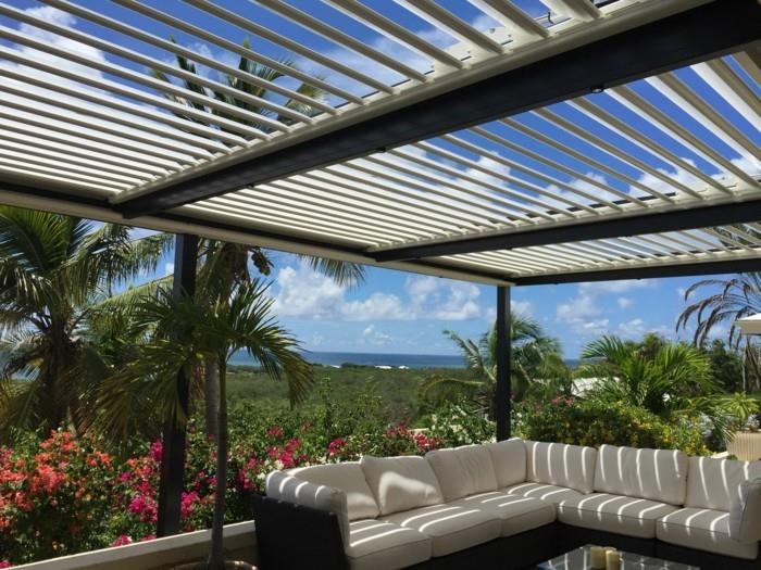 Tropikal bir manzaraya bakan lüks bir evin terasına olağanüstü-biyoiklimsel-pergola-kurulu
