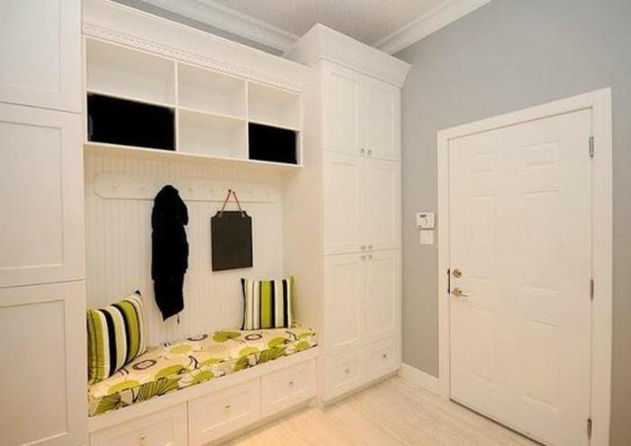 87-deco-siauras koridorius-maža sofa-su įvairiaspalvėmis pagalvėmis-baltos spintelės