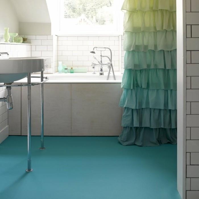 vonios kambarys-dekoras-vinilo grindys-mėlyna-vonia-uždanga-įdomi-įmontuota vonia