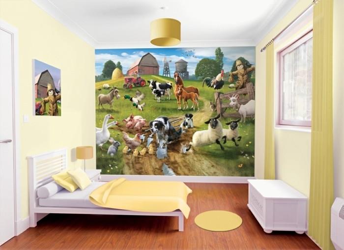 „Deco-child-room-yellow-paint“ su akcento siena, vaizduojanti laimingą pastoracinį piešinį-įvairių gyvūnų atstovas