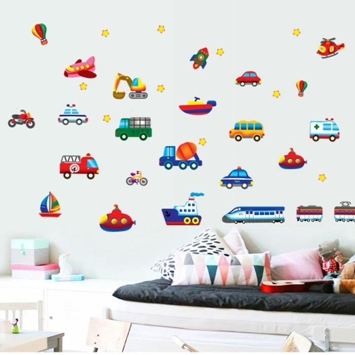 berniukas-miegamasis-dekoras-su sieniniais lipdukais, vaizduojančiais skirtingas transporto priemones
