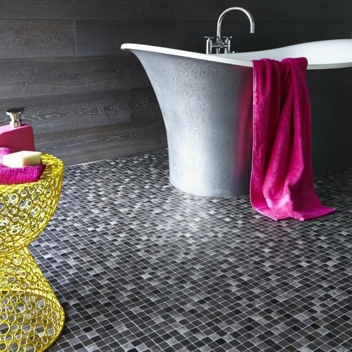 modelis-vonios kambarys-spalva-taupe-vinil-grindys-imituojanti-mozaika-stovinti vonia