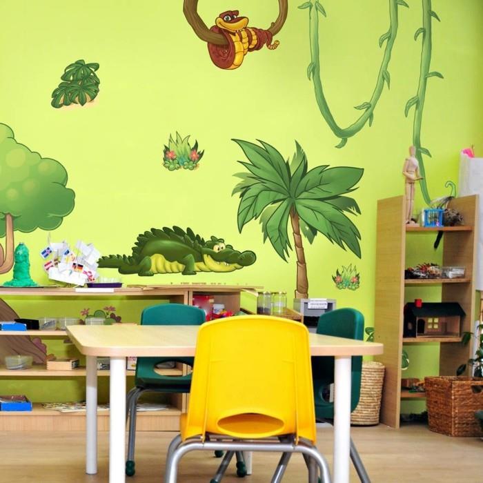 geltonos spalvos vaikų kambario dažai su sienos lipdukais, vaizduojančiais gyvūnus-žaisminga atmosfera, palanki žaisti