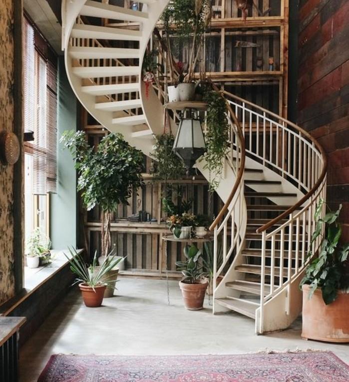 spiralno stopnišče-dekoracija-s-rožami-za-živost