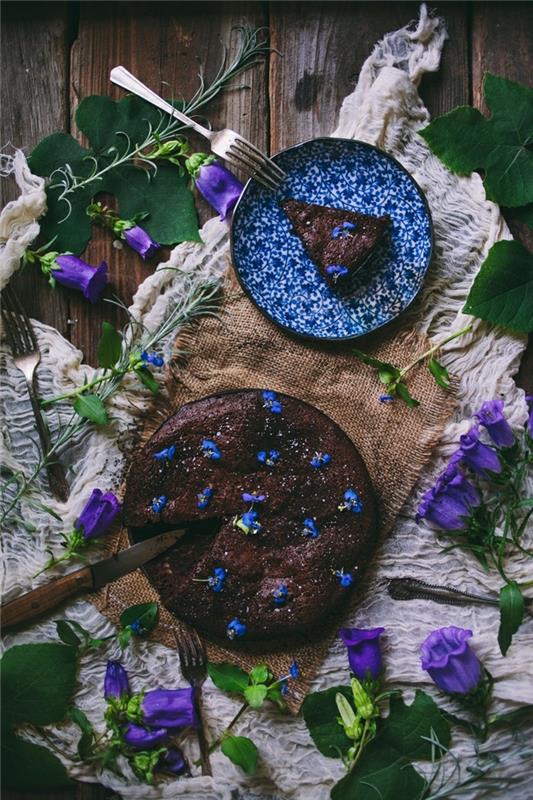 Žavinga-originali-idėja-šokoladinis pyragas-minkštas-šokoladinis-violetinis