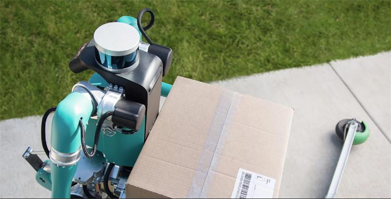 Robot Digit, ki sta ga razvila Ford in Agility Robotics, lahko samostojno dostavlja pakete v domove
