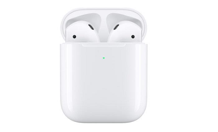 Apple tarafından sunulan ve kablosuz şarj kutusuyla satılan yeni AirPods 2 kulaklıkların görüntüsü