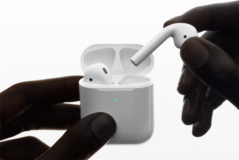 Yeni Apple AirPods kulaklıklar kablosuz şarj kutusuyla birlikte 229 Euro fiyatla satılıyor.