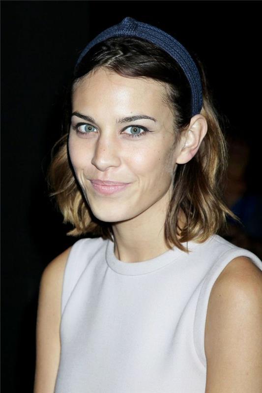 pričeska z naglavnim trakom, Alexa Chung, modra tiara, lahka pričeska s tiaro