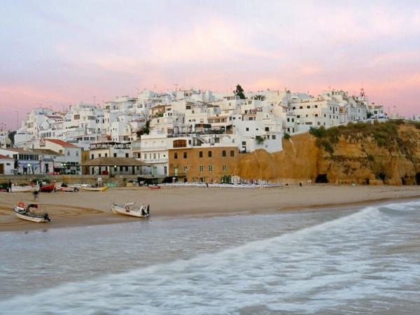 Algarve-Portekiz-Albufeira-manzara-deniz-beyaz-evler-yeniden boyutlandırılmış