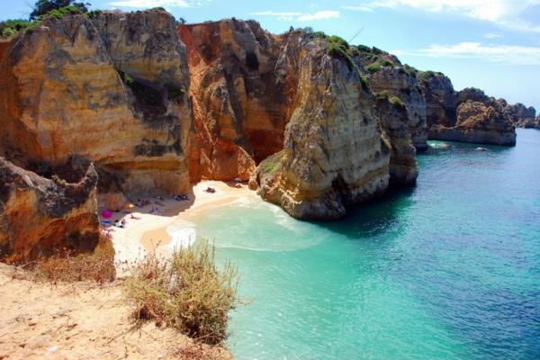 Dona Ana plajındaki uçurumlar, Portekiz'deki Algarve sahili