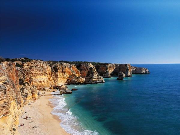 Algarve-la-mer-baie-bleue-jolie-les-roches-yeniden boyutlandırılmış