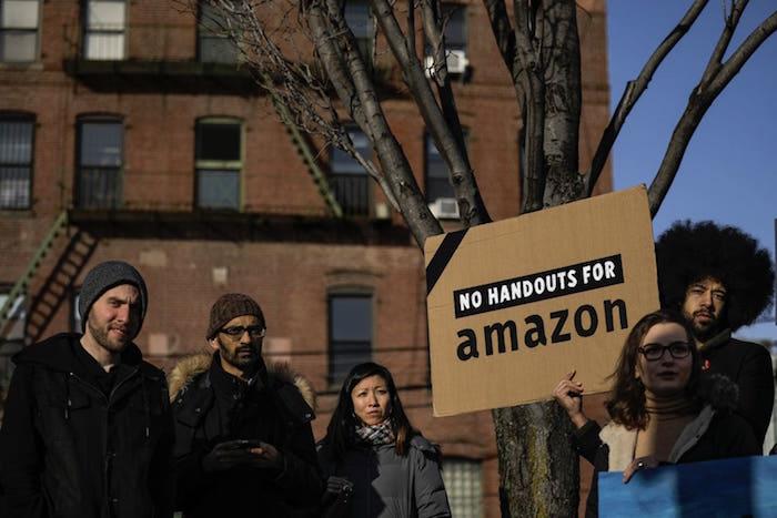 New York'ta yeni Amazon genel merkezinin kurulmasına karşı uzun ada şehri sakinlerinin fotoğrafı