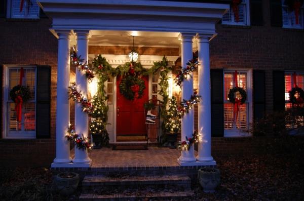 Zabavni-zunaj-božični-okraski-s-preprostimi-venčki-na-rdečih vratih-in-klasično-viseča-svetilka-in-lepo-plazeča-casuarina-vejice-na-post-in-talne- in velikost opečnih zidov v velikosti