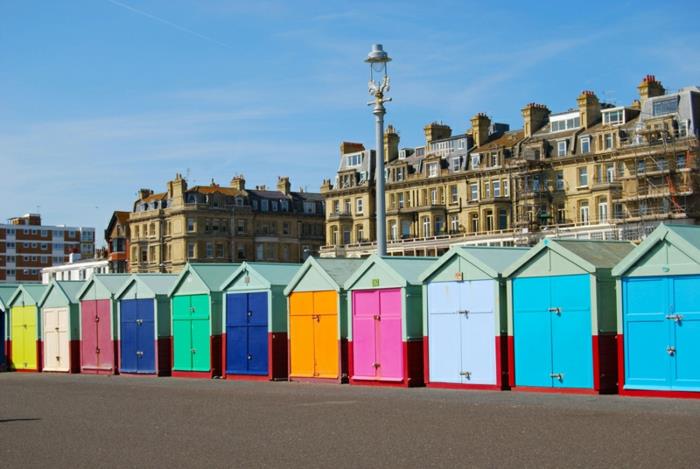 İngiltere-İngiltere-Brighton-turist-ve-tarihi-şehir-renkli-pavyonlar-denize-yakın