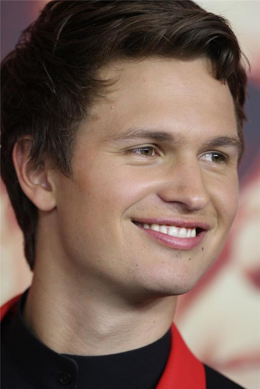 trumpas kirpimas vyrams, Ansel Elgort, rudos akys, banguoti kirpčiukai