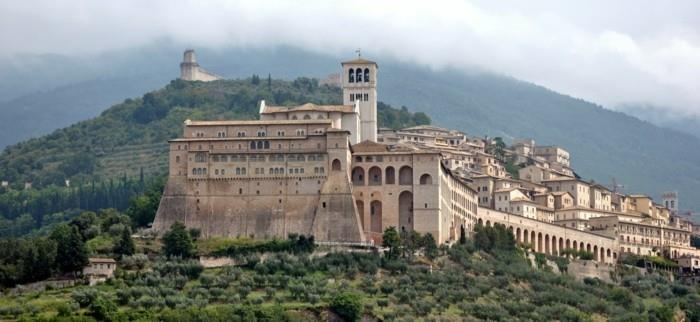 Assisi-Italija-pogled-na-mesto-s-ceste-lepota-spremenjena velikost