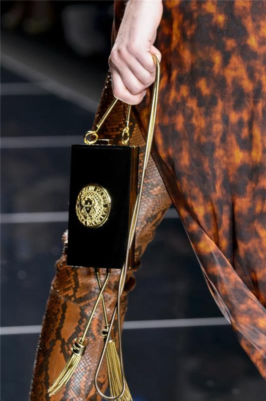 leopardovi odtisi, tunika, model Balmain, elegantno spodnje udarno dno, mikro torbica v črni barvi, logotip oblikovalca, veriga v zlati barvi