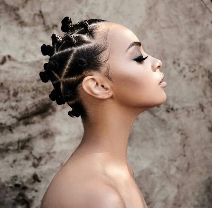pričeska za kovrčave lase afro pričeska bantu vozli ženska