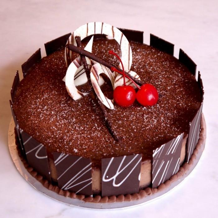 Gražus desertas-įvaizdis-šokoladinio pyrago-fondant-cerieses receptas