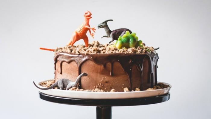 Gražus deserto įvaizdžio receptas šokolado fondanto dinozaurų pyragui