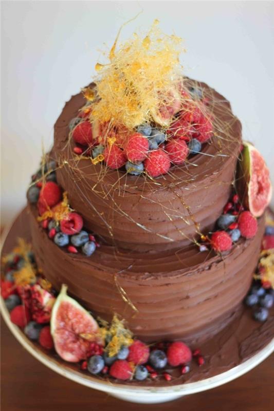Gražus-desertas-įvaizdis-šokoladinio pyrago-fondanto sluoksnių receptas
