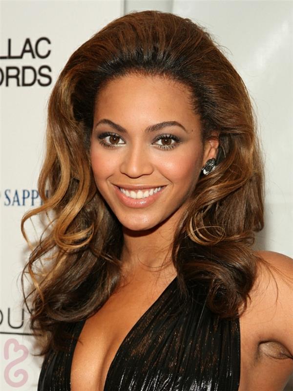 Beyoncéjevi obsežni lasje, bakreni kostanjevi poudarki na temno kostanjevih laseh