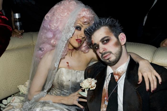 Christina Aguilera su vestuvine suknele, suknelė be petnešėlių, ilgas šydas, rožinis perukas, juodas kostiumas ir kaklaraištis, balti kraujo marškiniai