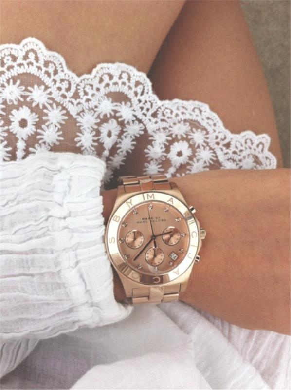 Kul-ura-ženska-rose-gold-michel-kors-bela-obleka