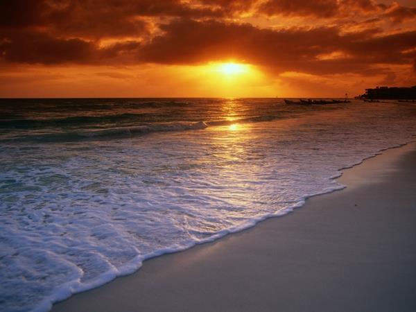 Sončni zahod-na-morju-peščena plaža