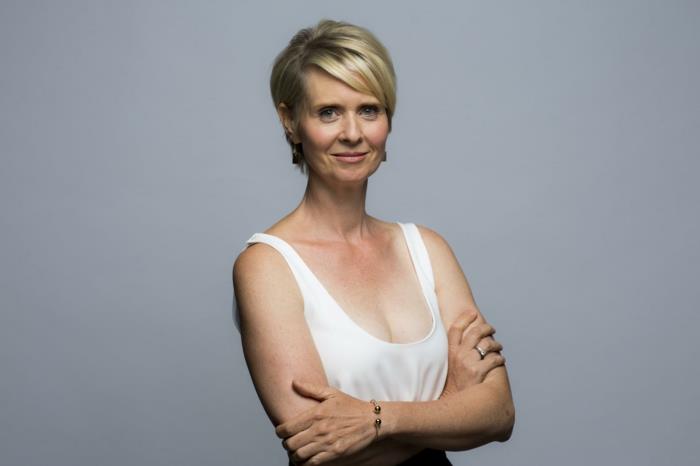 Cynthia Nixon šviesių plaukų kirpimo kirpčiukai su baltu kirpimu moterims 50