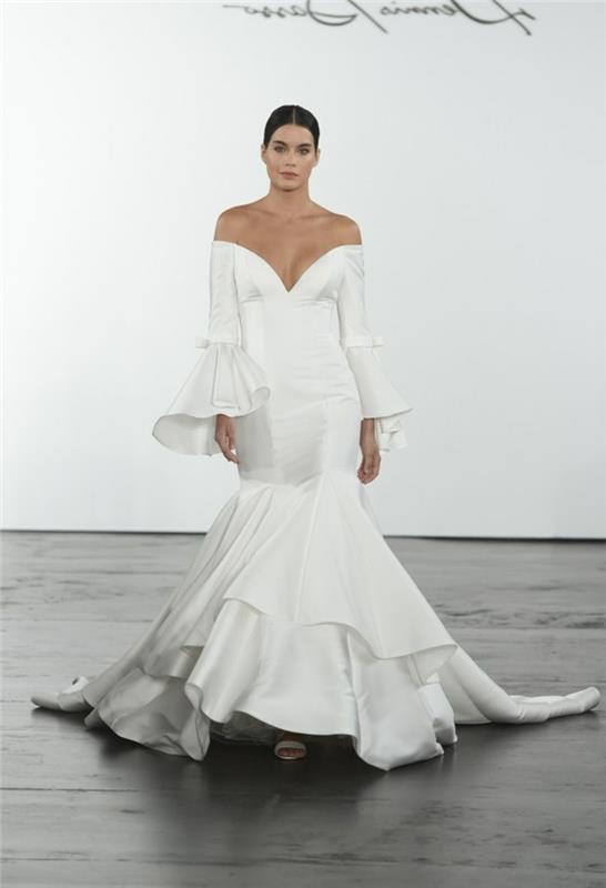 Dennis Basso suknelė, modelis ilgomis rankovėmis, stipriai išsiskleidęs galuose, dideli raukiniai ant suknelės kraštų, undinė vestuvinė suknelė