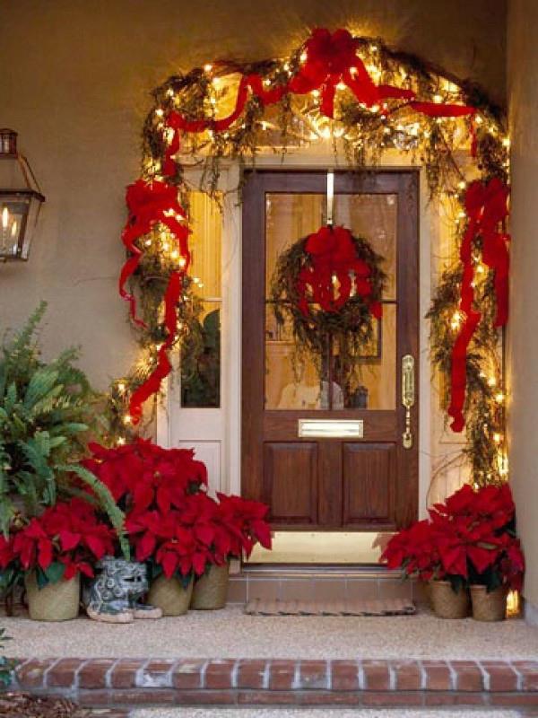 Dreamy-Door-Outdoor-Christmas-Lights-Decorating-Design-e1319576522473-spremenjena velikost