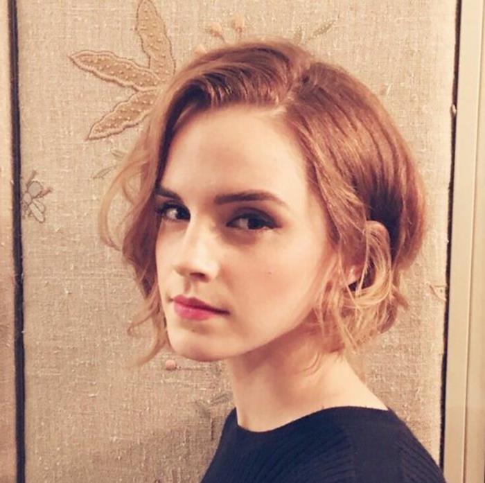 Emma Watson ve kadınlar için kısa saç kesimi, kızıl saçlı, hafif bukleli dalgalı bob