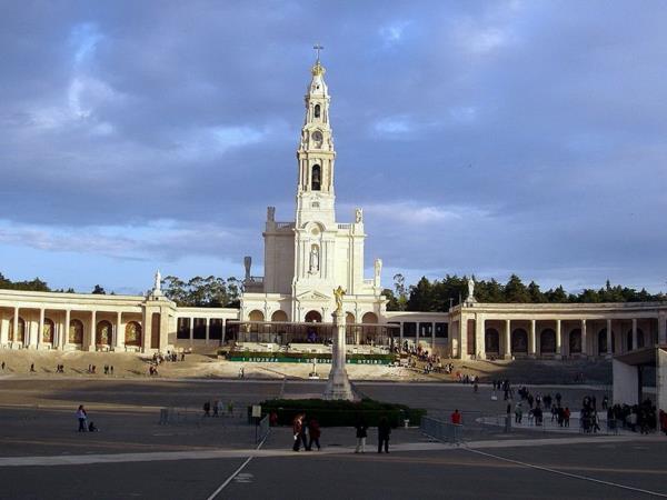 Fatima-yerler-dökün-perilinaj-katedral-yer-réligieuse-yeniden boyutlandırılmış