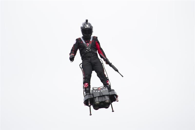 Franky Zapata nepavyko pirmą kartą per Lamanšo sąsiaurį persikelti su savo „Flyboard Air“