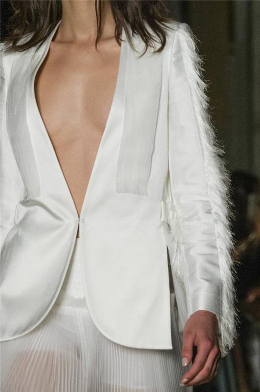 bela jakna Genny, občutljivo perje na dolgih rokavih, eleganten večer s šok detajli, polprozorno belo nagubano krilo